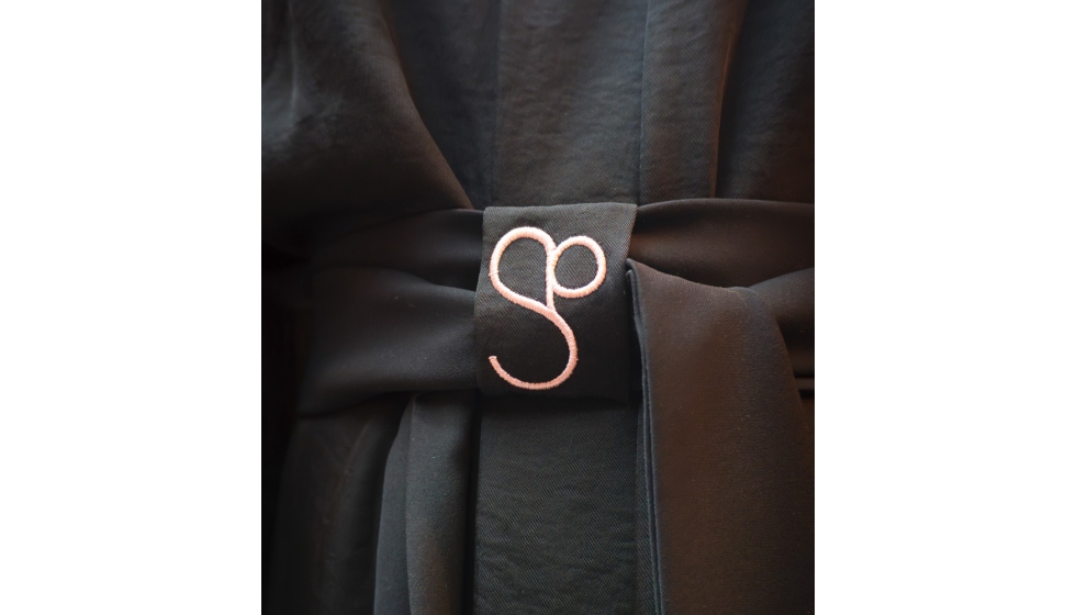 Logotipo del hotel integrado en el uniforme