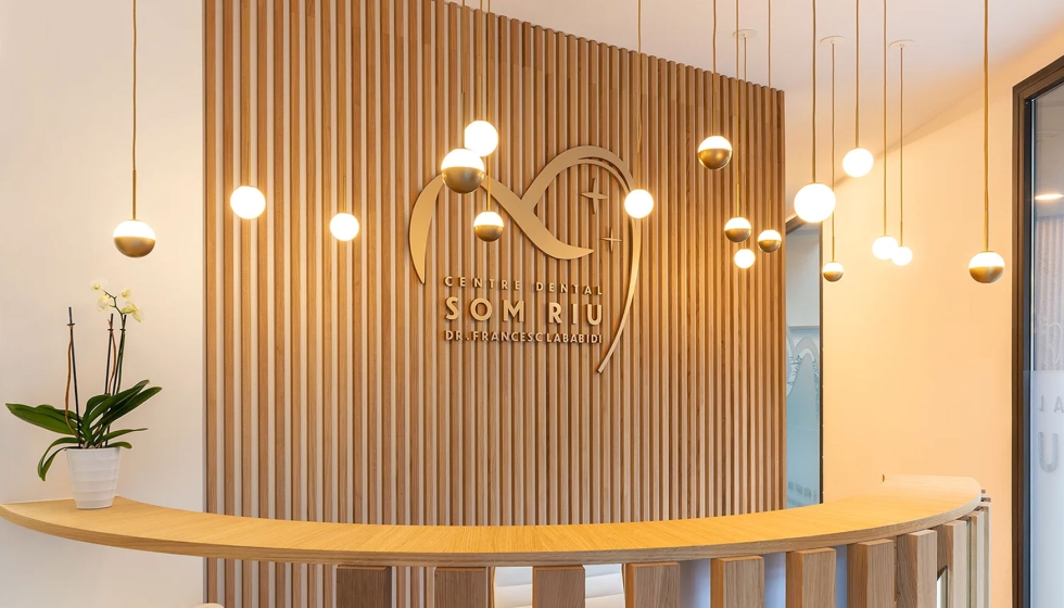 El dise�o interior del centro combina madera natural, paredes blancas, vegetaci�n y l�neas limpias