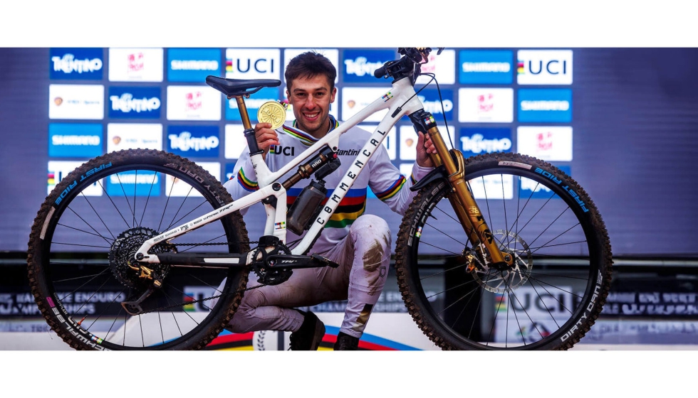 Louis Jeandel celebrando su victoria con la META V5