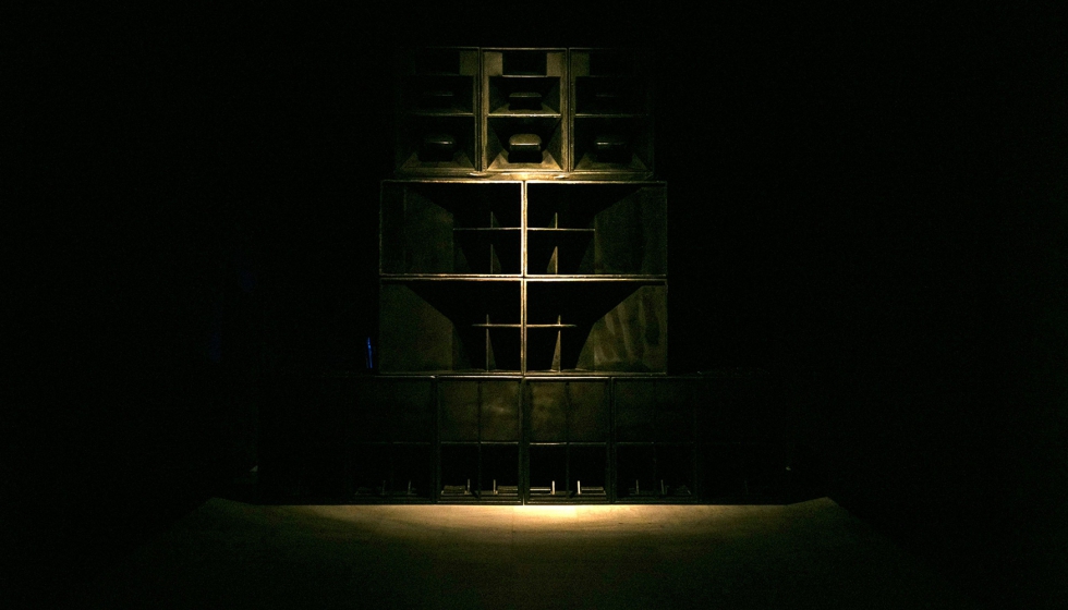 Detalle de la pir�mide de altavoces donde la luz y el sonido envuelven al visitante. Foto: Jos� Luis de la Parra