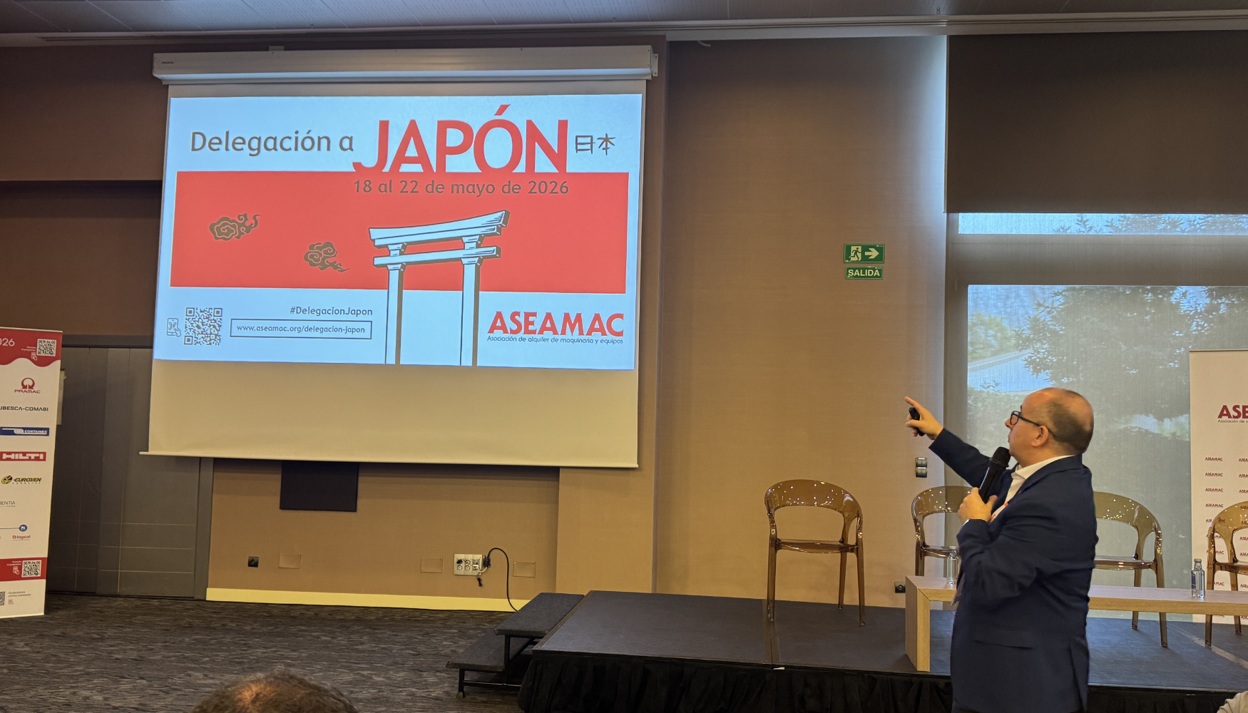 Jos� Blanco, secretario general de Aseamac, presentando el viaje que har� una delegaci�n de la asociaci�n del 18 al 22 de mayo a Jap�n...