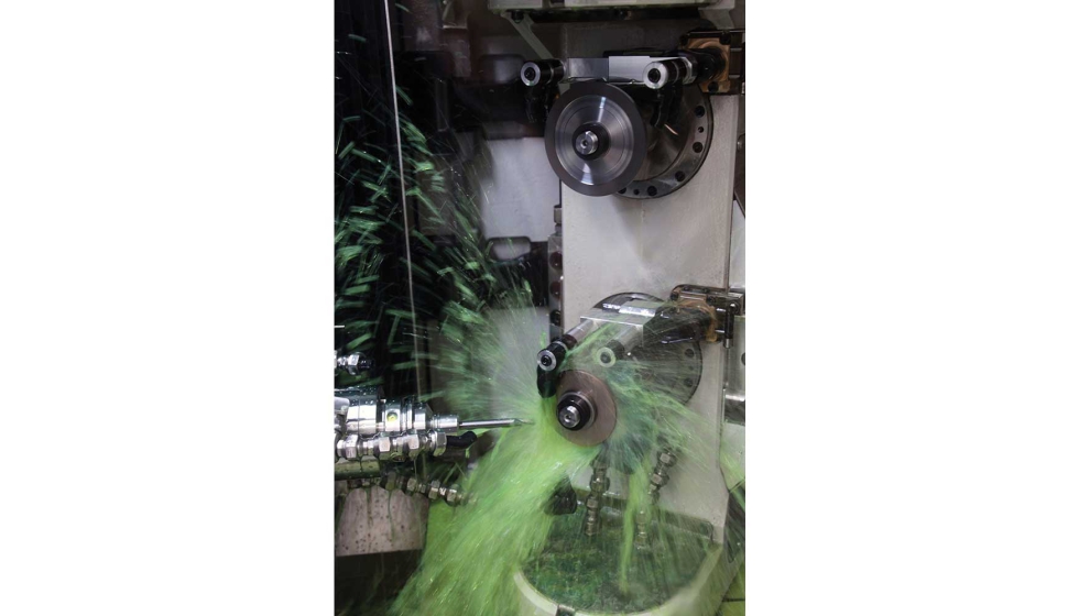 Gra�as a um duplo fuso, as m�quinas h�bridas podem executar a retifica��o e a eros�o de ferramentas PCD numa �nica opera��o de fixa��o...