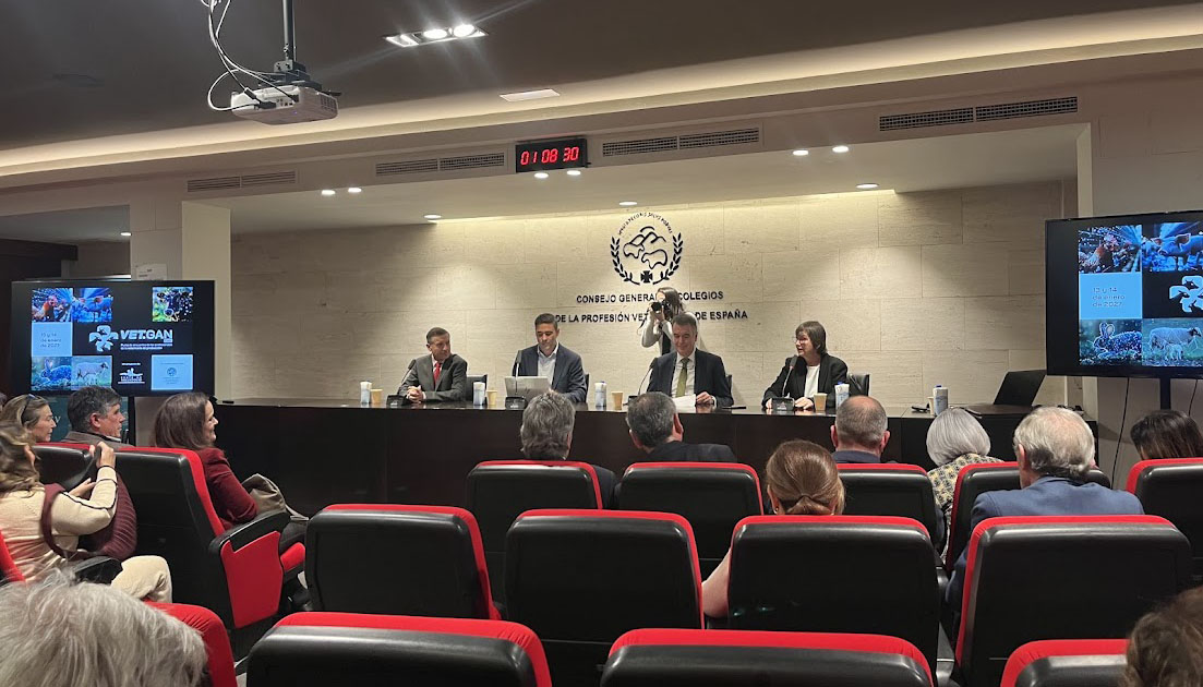 De izquierda a derecha, Rufino �lamo, presidente del Colegio de Veterinarios de Castilla y Le�n; Gonzalo Moreno del Val...