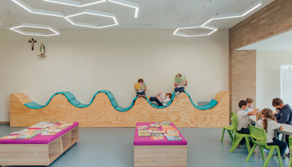 Incorpora tecnolog�a Tunable White que permite la variaci�n controlada de la temperatura de color y la intensidad lum�nica...