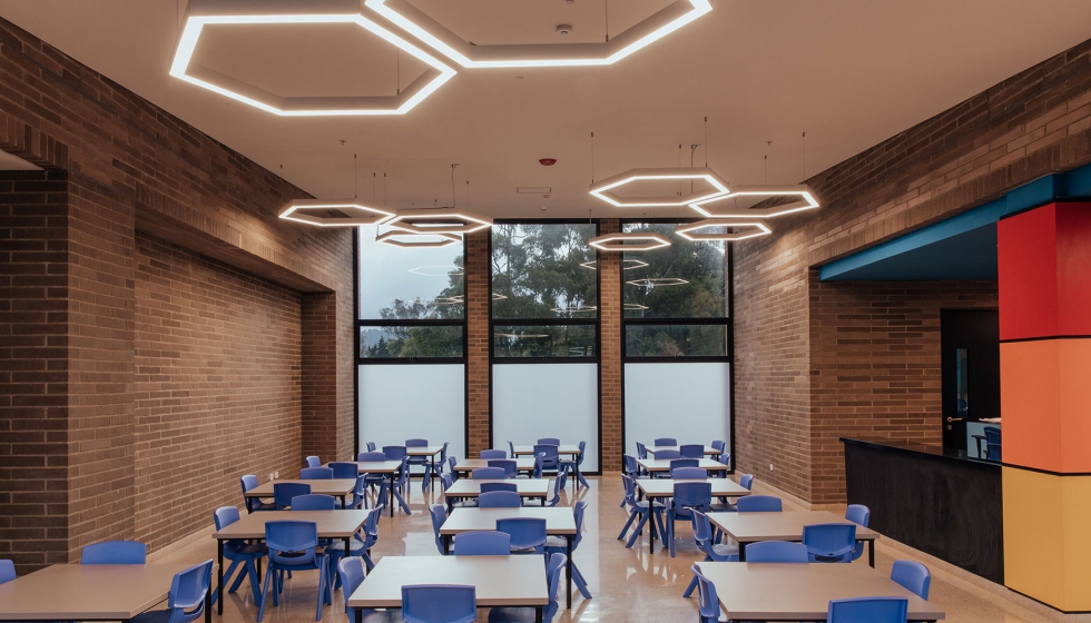 En �reas l�dicas y de comedor, la luz adquiere un car�cter interactivo mediante estructuras hexagonales FIL 45