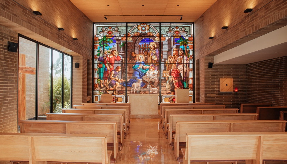 El centro ocupa 3.713 m� y cuenta con 13 aulas y m�ltiples espacios especiales. La capilla cuenta con luz indirecta c�lida para favorecer la calma...