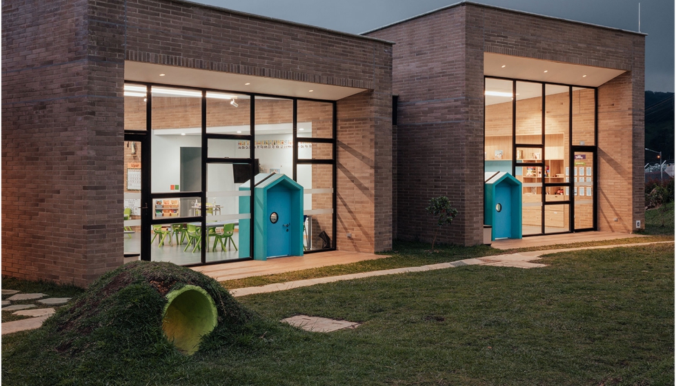 El centro educativo desarrollado por el estudio Convel, mantiene un dise�o innovador que acompa�a el desarrollo emocional...