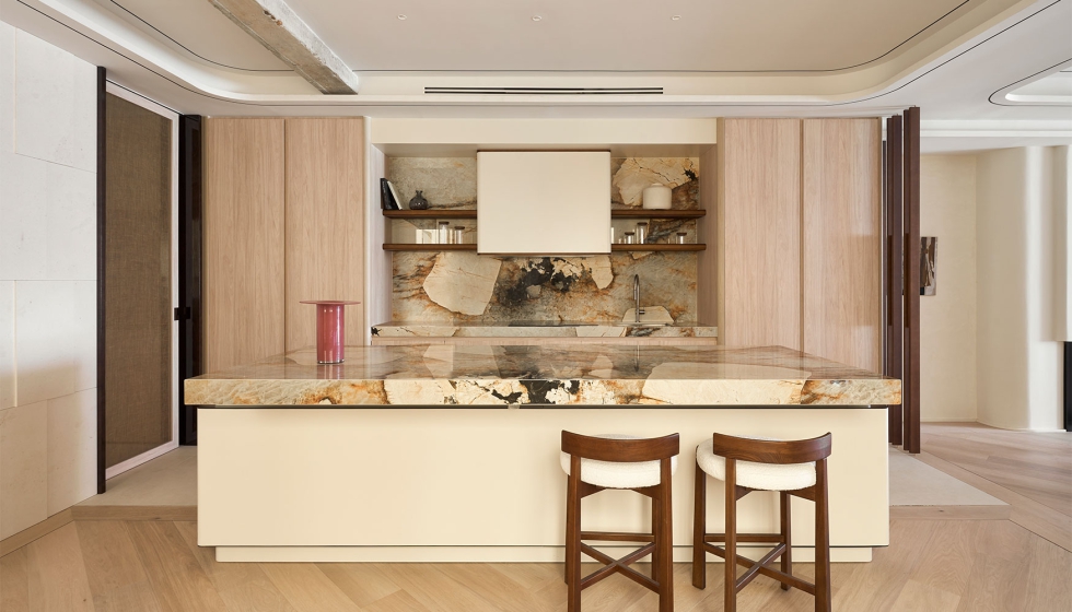 En el centro de la cocina, la isla se convierte en el elemento protagonista del proyecto, coronada por una pieza de m�rmol Patagonia...