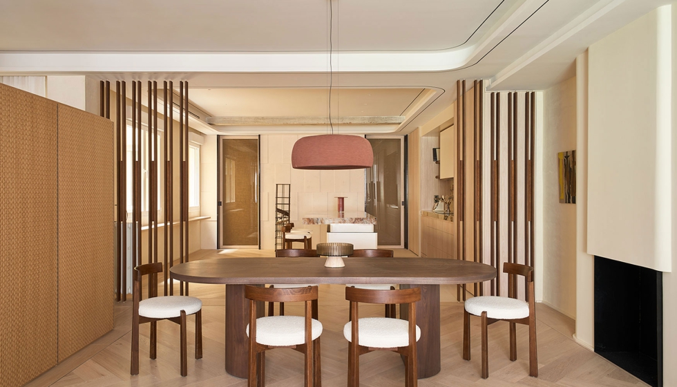 La organizaci�n espacial se refuerza desde el plano horizontal mediante un pavimento protagonista...