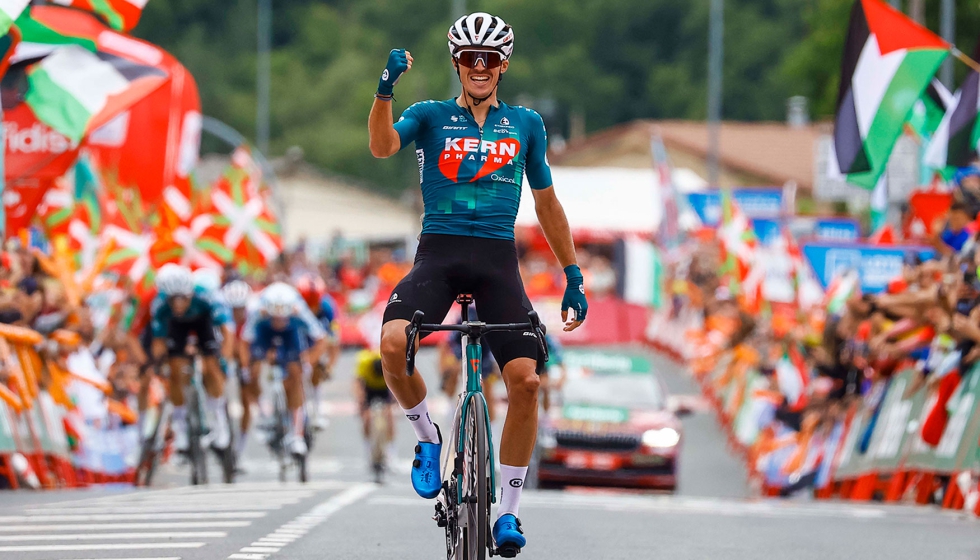 Urko Berrade celebra una victoria de etapa en La Vuelta 2024. Foto de (c) Sprint Cycling