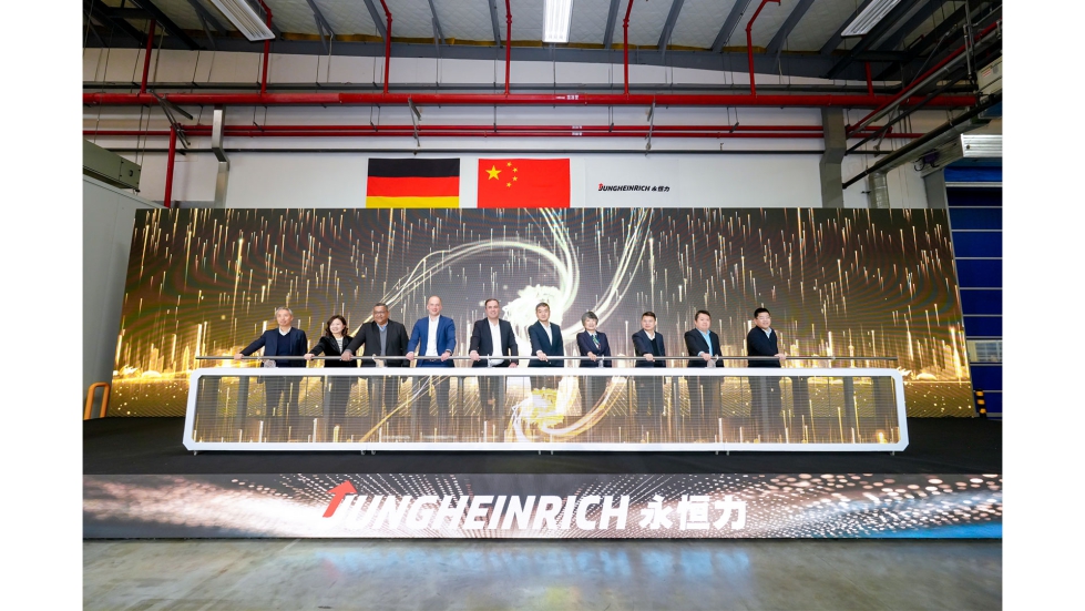 De izquierda a derecha en la imagen: Sr. Daping Bai, Director General de China, Jungheinrich Lift Truck (Shanghai) Co. Ltd., Sra...