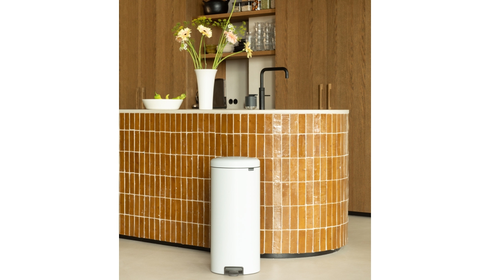 Cubo de pedal NewIcon de 30 litros en acabado White