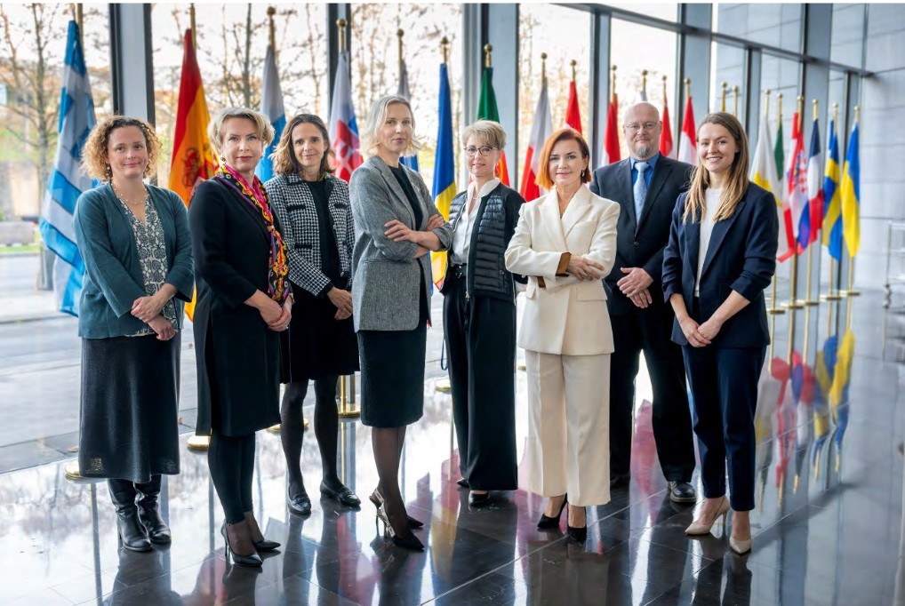 De izquierda a derecha...