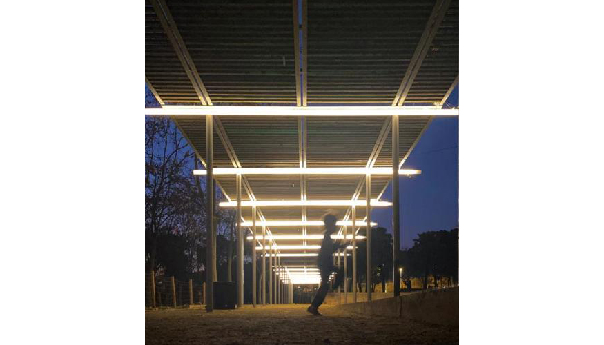 'LxF' es una instalaci�n inmersiva que juega con la luz y el sonido inspirados en el agua, el aire y la tormenta