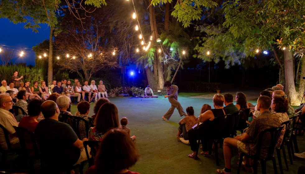 'Persistence of times' es una instalaci�n audiovisual de luces cin�ticas y sonido sincronizado que reflexiona sobre la transmisi�n de la informaci�n...