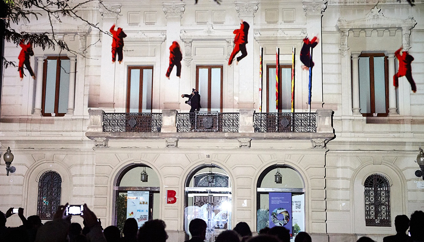 'Modulor' es una obra que combina danza en vivo y mapping de videodanza para crear un juego entre lo real y lo imaginario...