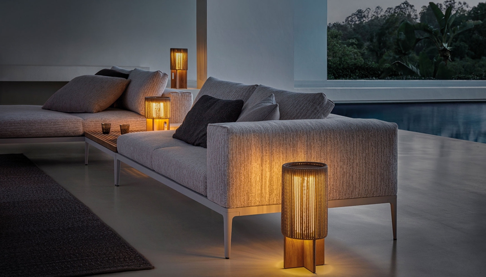 Las pantallas, tejidas a mano en fibra de aspecto natural y textura cepillada...