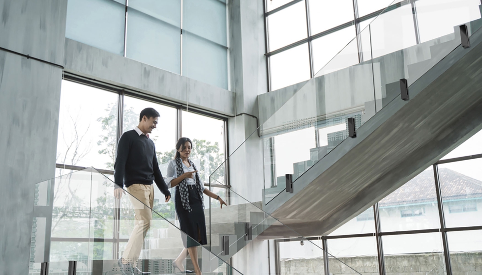 La pinza lateral GlassFit Surface CC-791 es muy adecuada en escaleras...