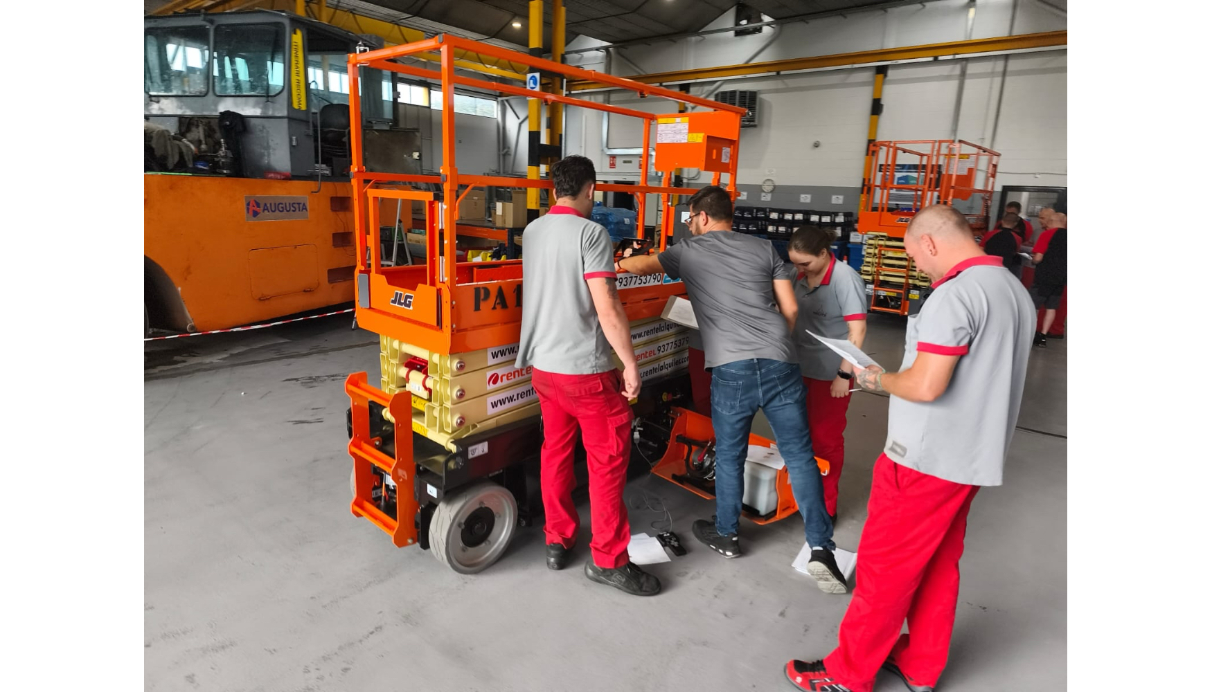 Formaci�n a los t�cnicos sobre una de las plataformas de tijera de JLG