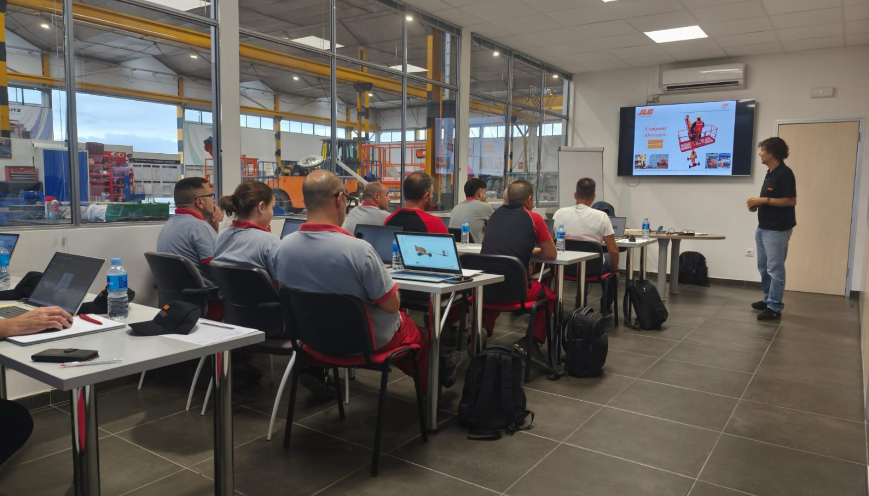Formaci�n te�rica a cargo de Josep Lluis Mart�nez, area service manager en JLG