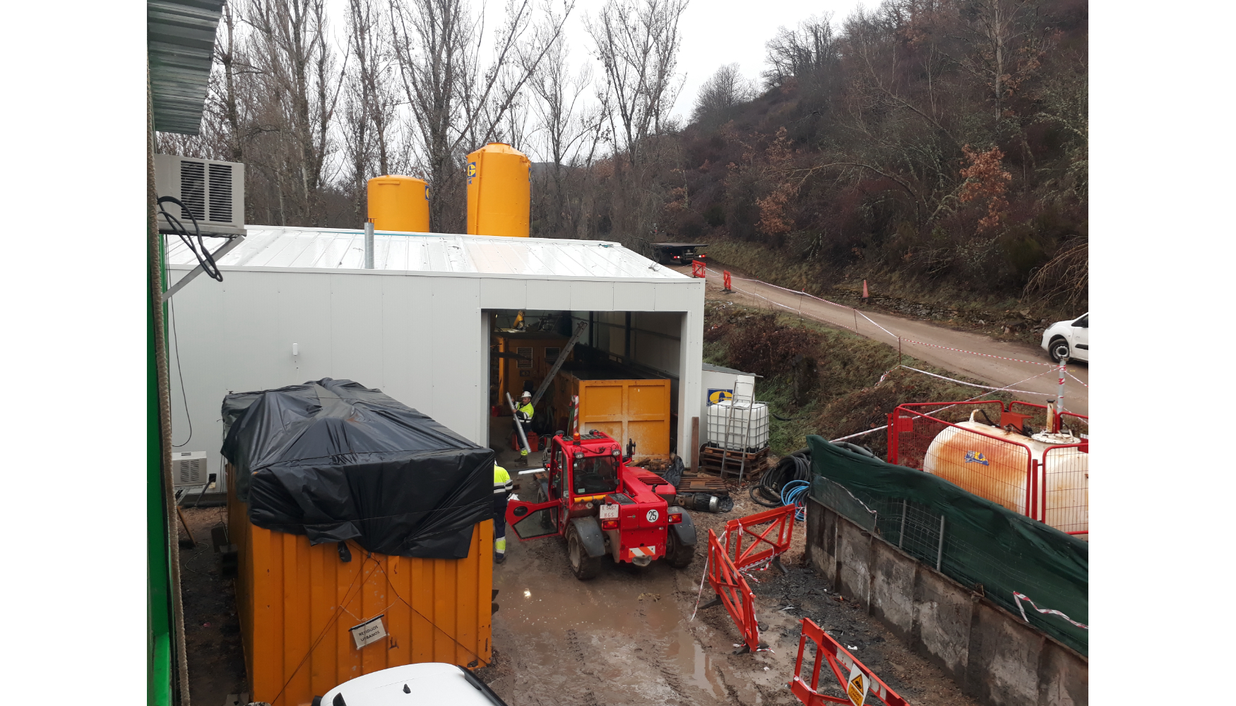 Nave exterior donde se ubicaban los equipos de fabricaci�n y bombeo