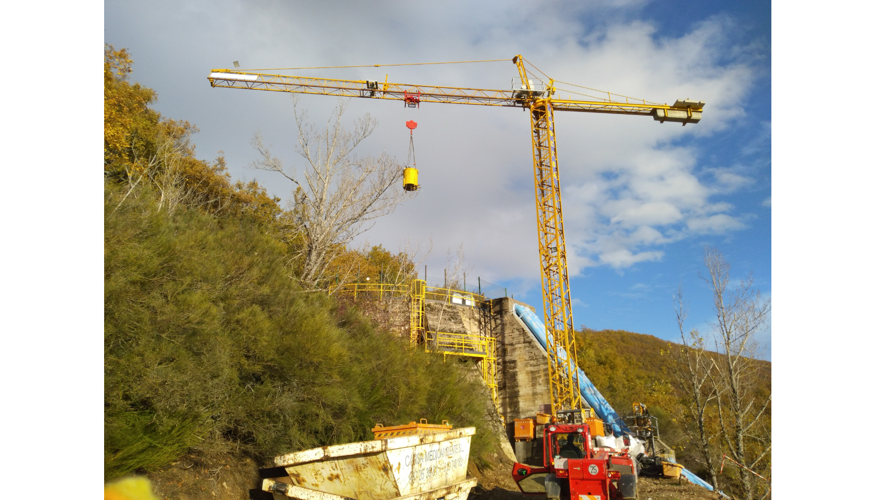 Gr�a torre en el exterior de chimenea de equilibrio