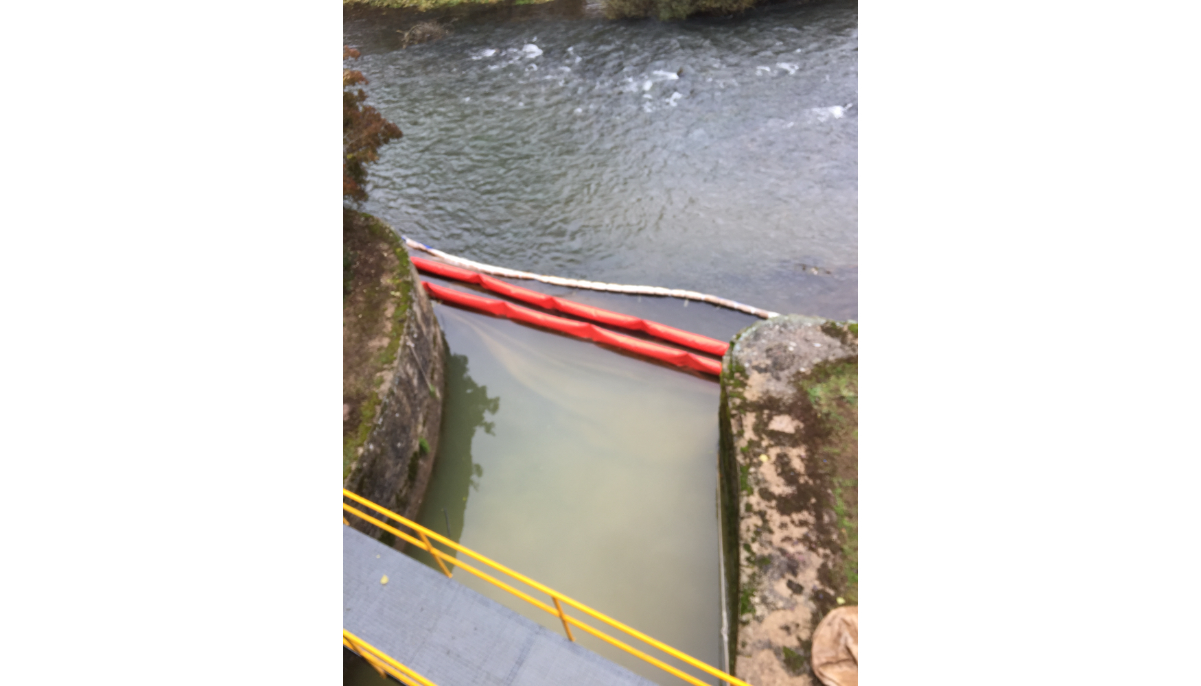Barrera antiturbidez instalada en el punto de vertido al r�o