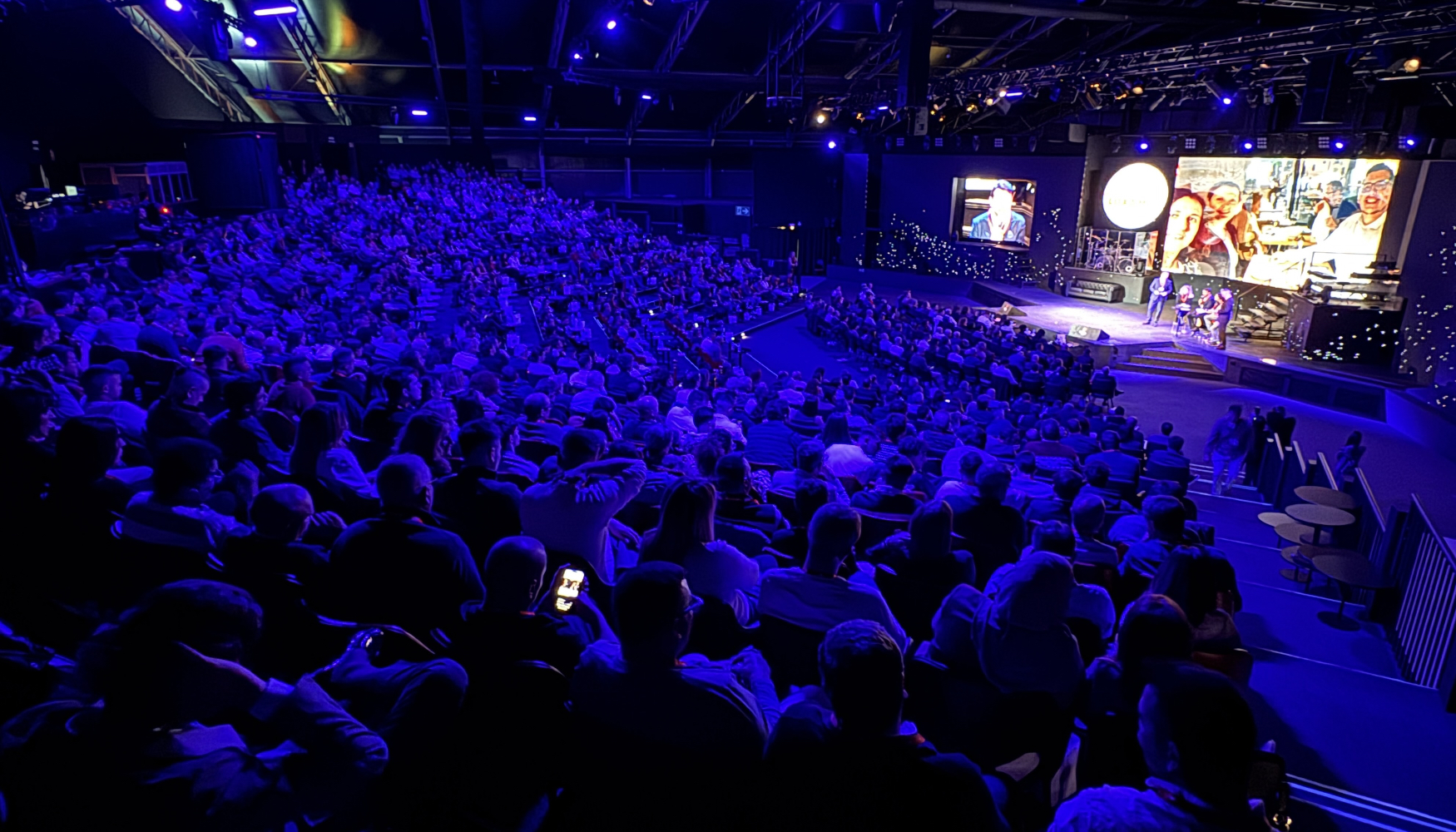 Un millar de personas abarrotaron las gradas del Wah Show durante la Convenci�n 2026 de Loxam Iberia