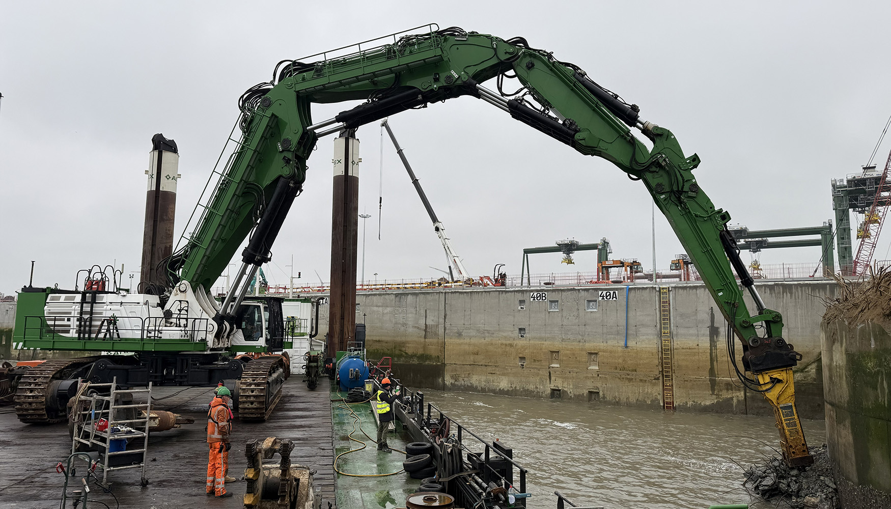 Gr�a de demolici�n Genius con el martillo Epiroc HB 7000