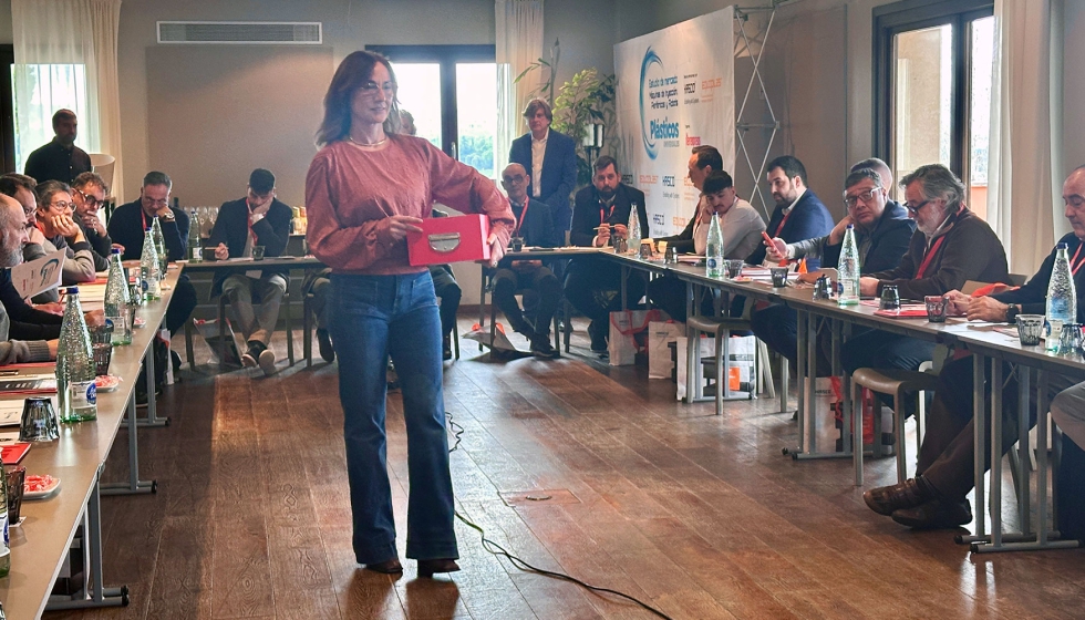 Maria Jos� Hern�ndez, responsable comercial de Pl�sticos Universales / Interempresas