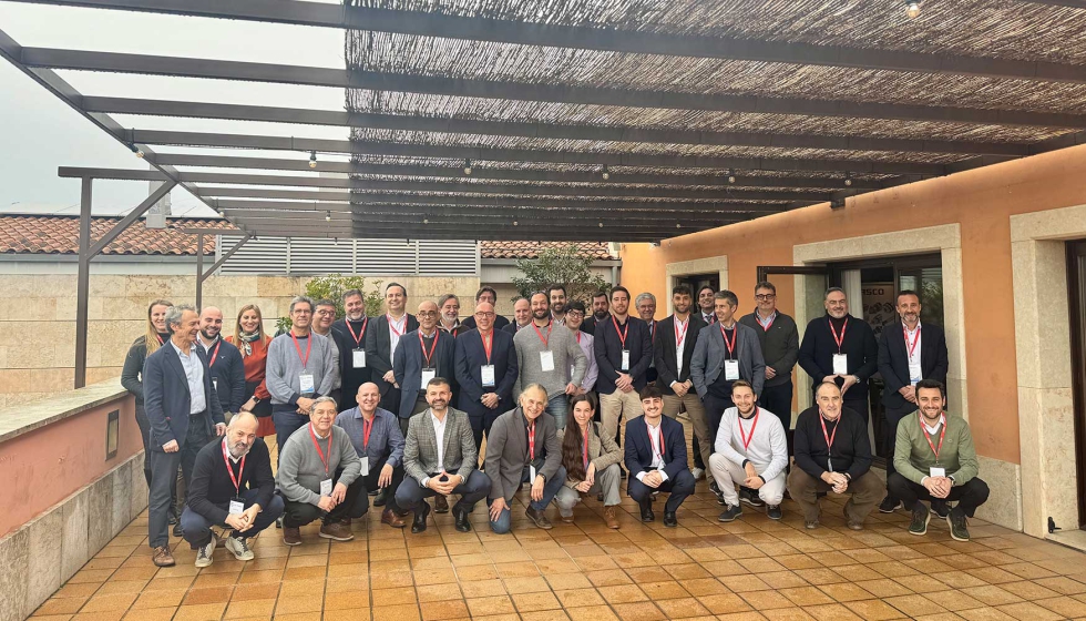 Foto de grupo de los asistentes al Estudio de mercado de inyecci�n, perif�ricos y robots 2025...