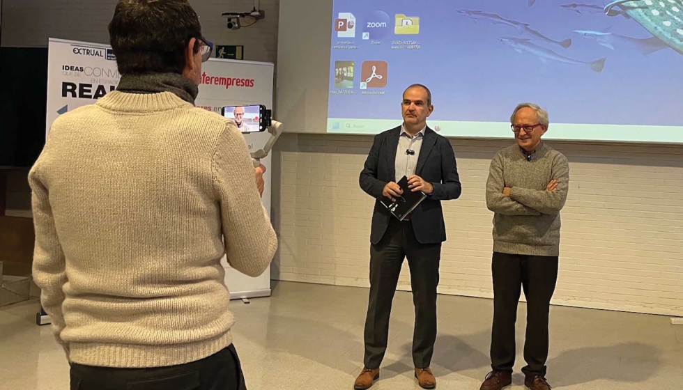 Aleix Torn�, director ejecutivo de Interempresas Media, promotora de la inciativa, junto a Joan-Llu�s Zamora...