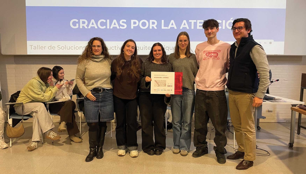 El proyecto Punt Cec mereci� el reconocimiento 'Integracci�n al entorno', entregado por Mar�a Calleja, de Aluminios Marton...