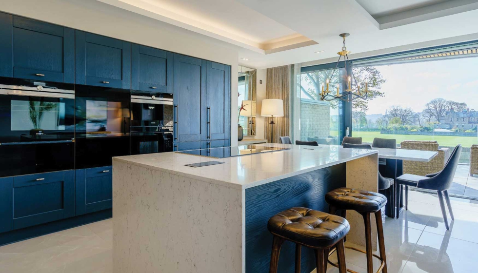 Mediante una capa protectora con iones de plata integrada directamente en el material...