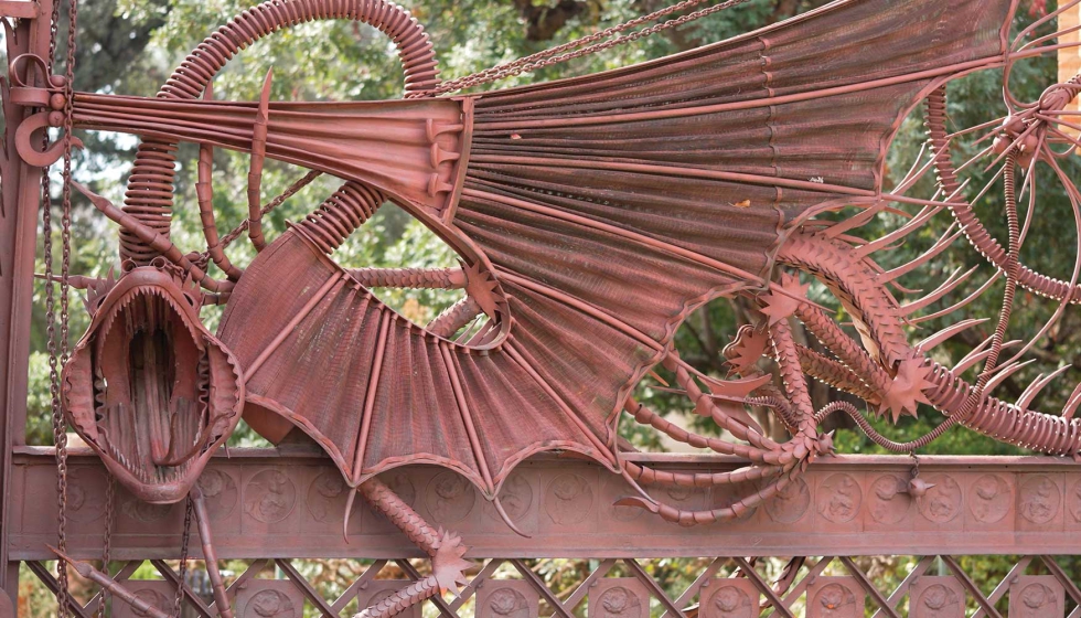 La Universidad de Barcelona ha restaurado recientemente la casa del portero y actualmente se trabaja en la restauraci�n de la puerta del drag�n...