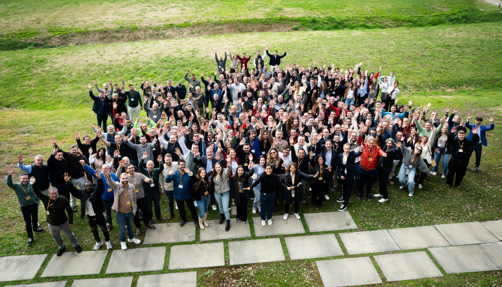 Foto de familia con los asistentes a la Yellow Party 2026