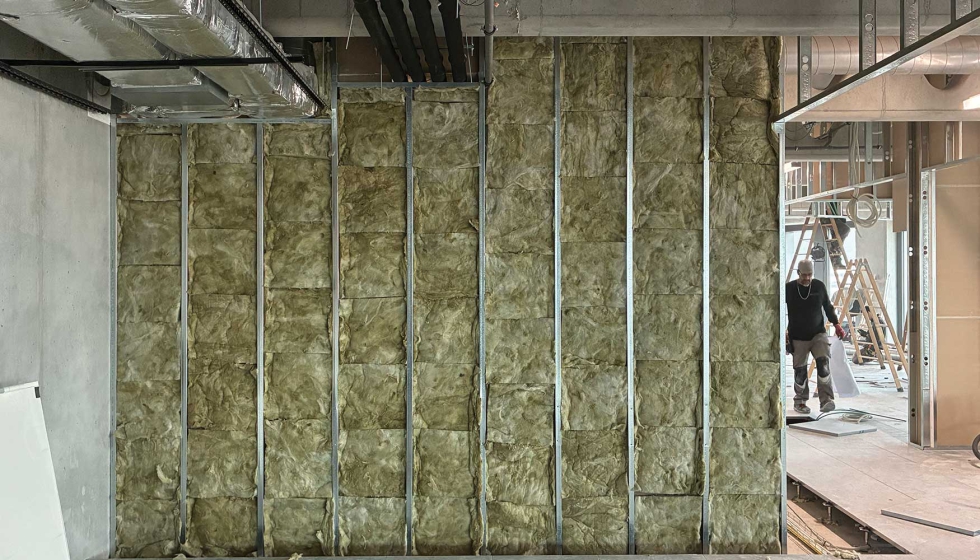 La compa��a ha realizado pruebas de instalaci�n en condiciones reales de obra que han demostrado que el formato de 450 mm permite reducir los tiempos...