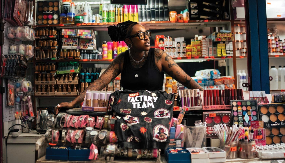 La artista sudafricana Karabo Poppy, con el maillot del equipo