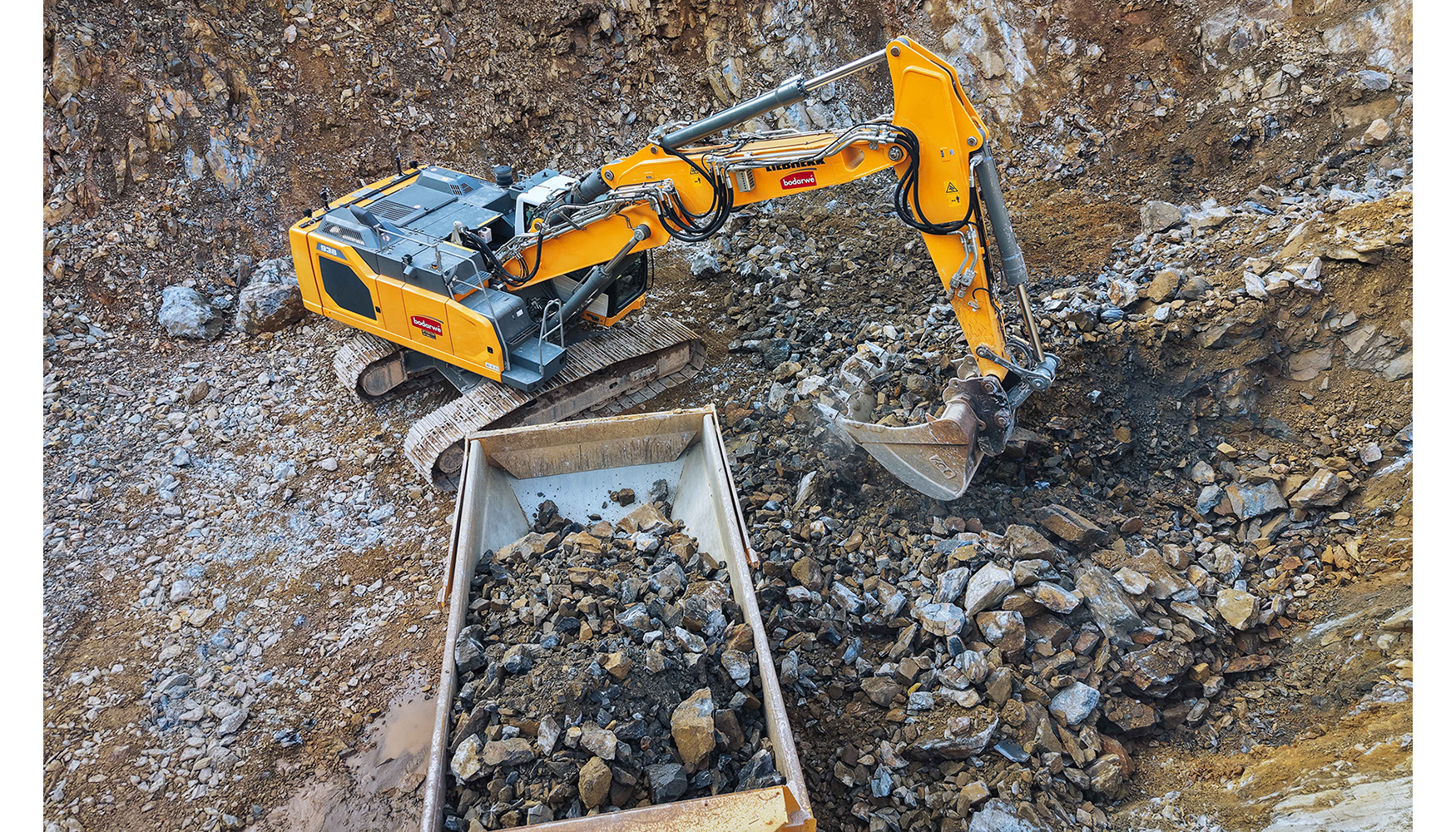 La vers�til excavadora de cadenas R 938 se emplea tanto en la miner�a como en el movimiento de tierras