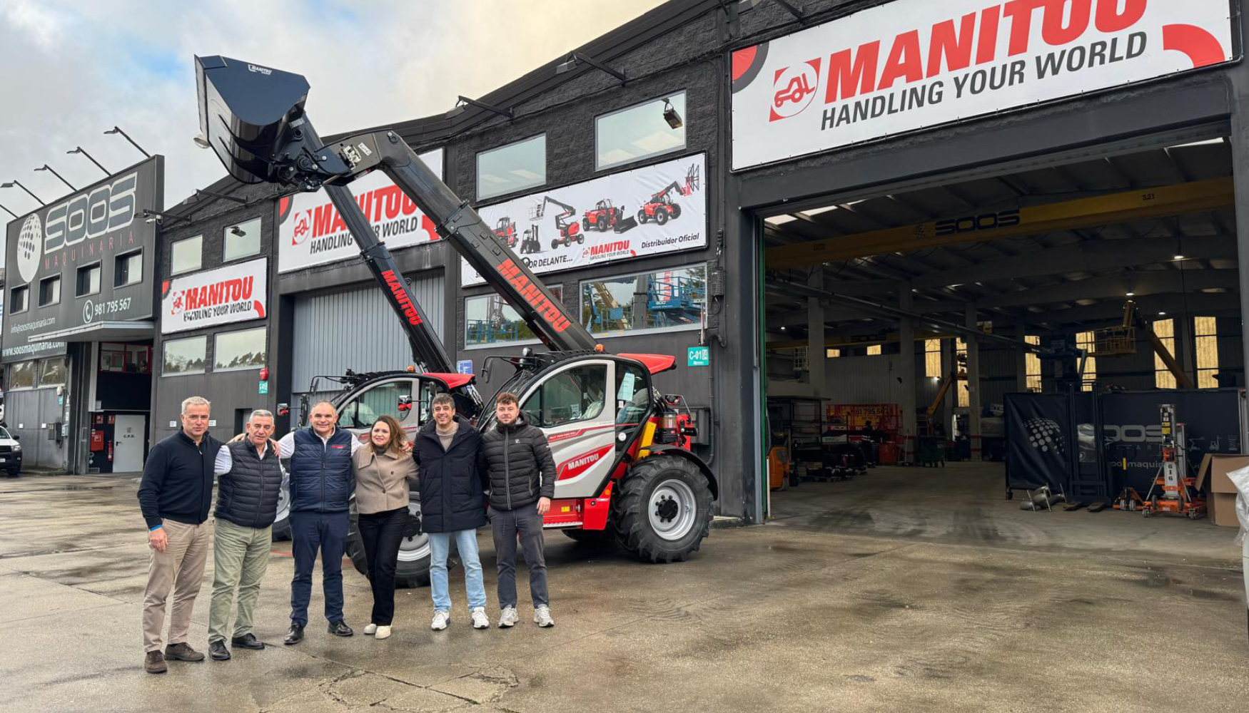 Equipos de SOOS Maquinaria y Manitou con las naves ya rotuladas con la imagen de la marca francesa