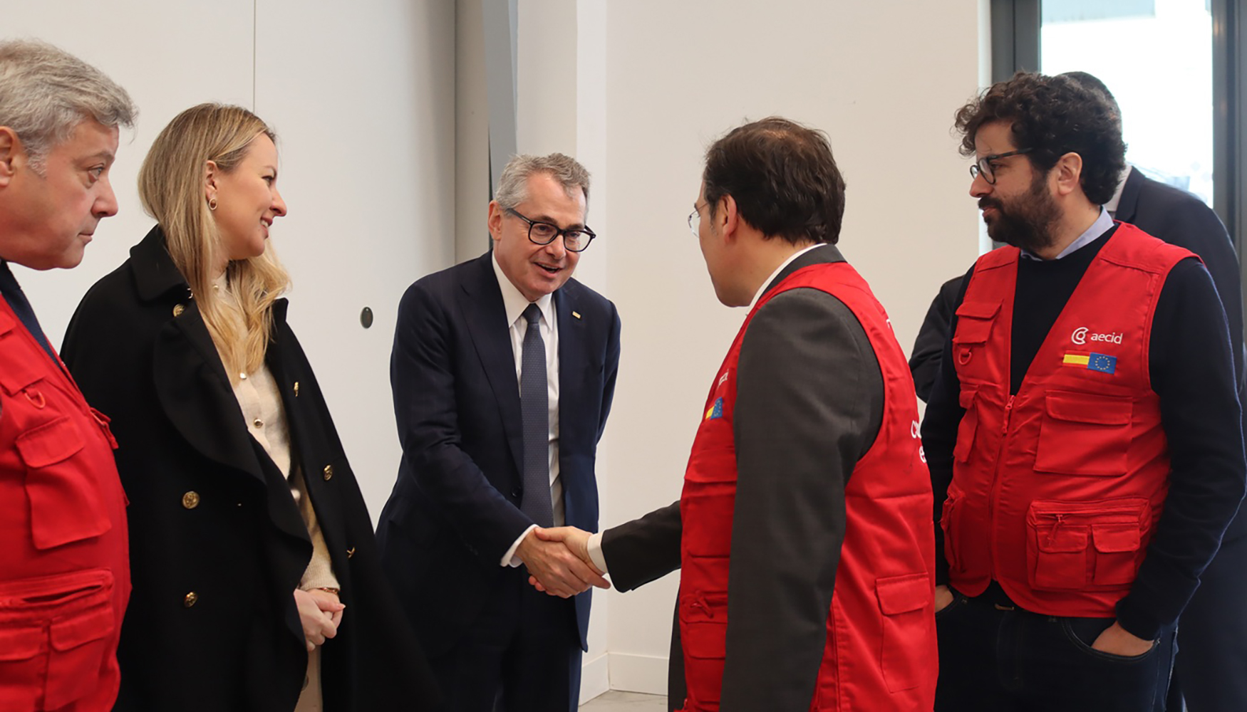 Saludo entre Pierre-Nicola Fovini, CEO del Grupo Tesya, y Jos� Manuel Albares, ministro de Asuntos Exteriores