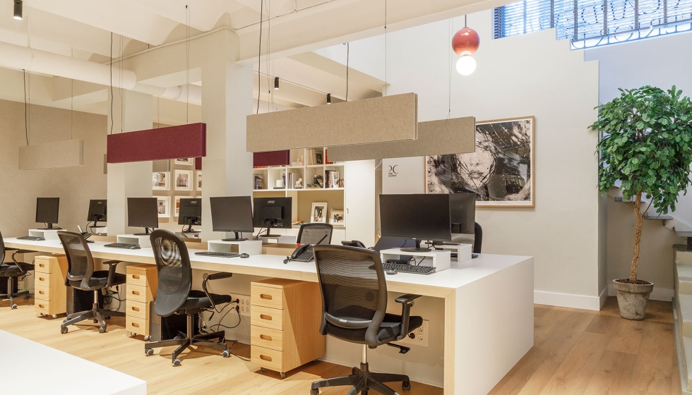 La gran mesa de trabajo, dise�ada a medida, permite albergar a todo el equipo y fomentar la din�mica colaborativa...