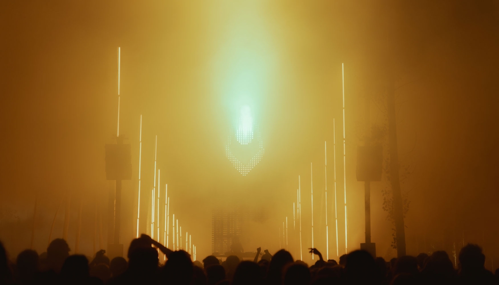 Instalaci�n a partir de fluorescentes que Andreu F�bregas imagin� para la pasada edici�n de Rizomas