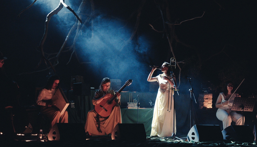 Otro ejemplo de c�mo la luz construye un discurso en un espect�culo musical, como este de Rita Pay�s