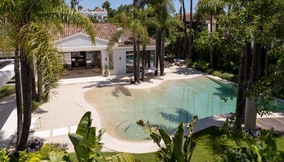 Casa Cenote reinventa las viviendas tradicionales andaluzas, pero con una nueva lectura arquitect�nica. Foto: Jacob Asker...