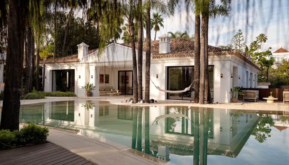 Debido a la falta de visibilidad con el mar, la zona �outdoor� se concibe como una peque�a playa. Foto: Jacob Asker