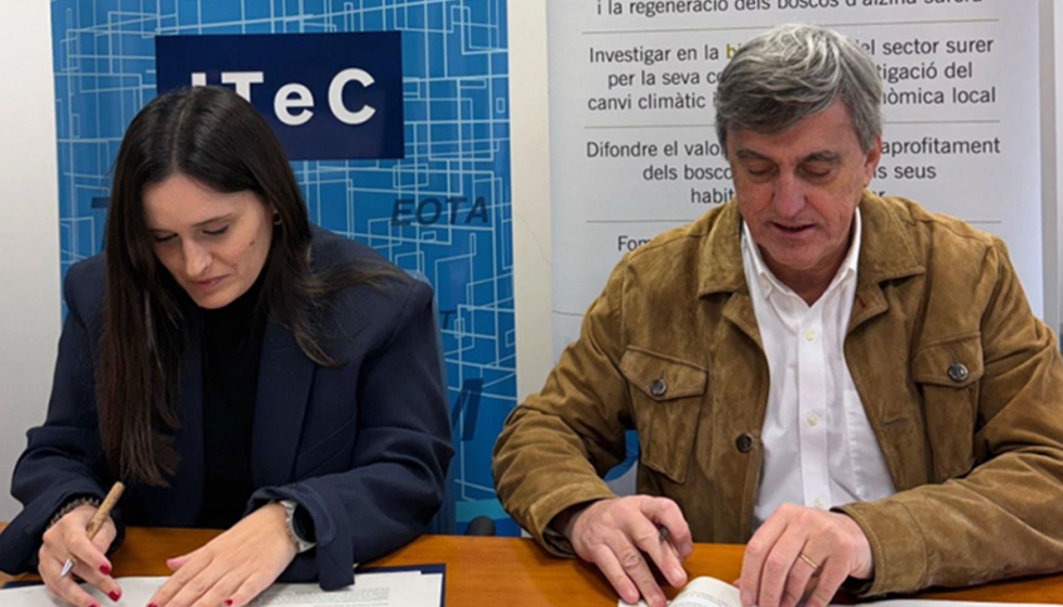 Alba Balcells, directora de ICSuro, firmando el acuerdo junto al director del ITeC, Francisco Di�guez