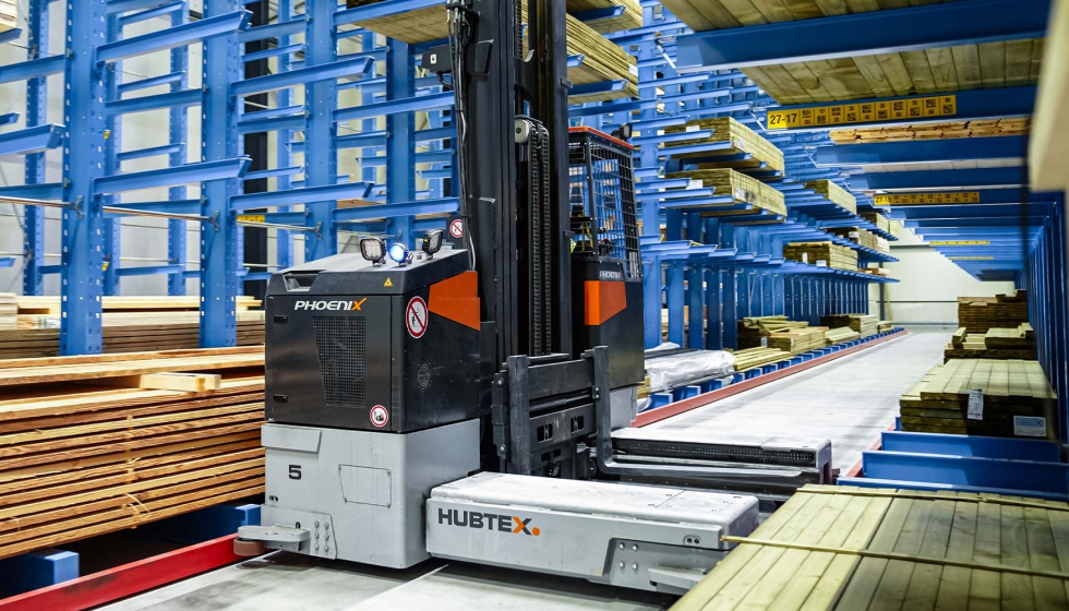 Carretilla multidireccional Hubtex Phoenix trabajando en pasillos estrechos para el manejo seguro de cargas largas de madera...
