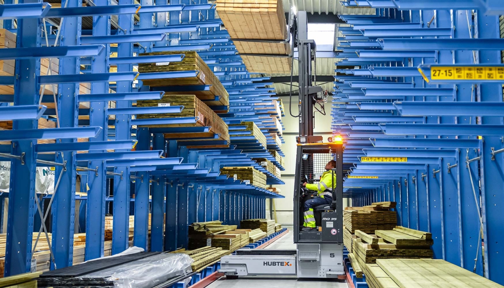 Almacenaje en altura de paquetes largos de madera con m�xima precisi�n y estabilidad