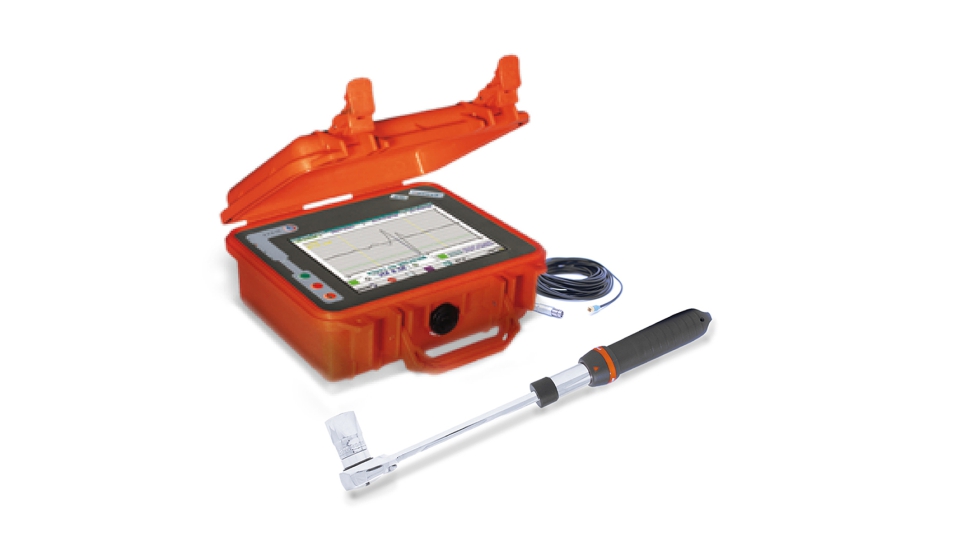 Con TRAXX basta con colocar el sensor ultras�nico sobre la cabeza del tornillo para leer directamente la tensi�n